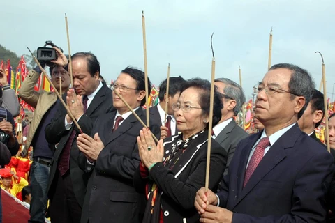 La vice-présidente du Vietnam, Mme Nguyên Thi Doan (2e à droite) à la fête Tich Diên. (Source : internet)